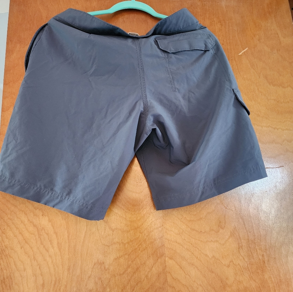 Mens Duluth trading gray board shorts Size 32